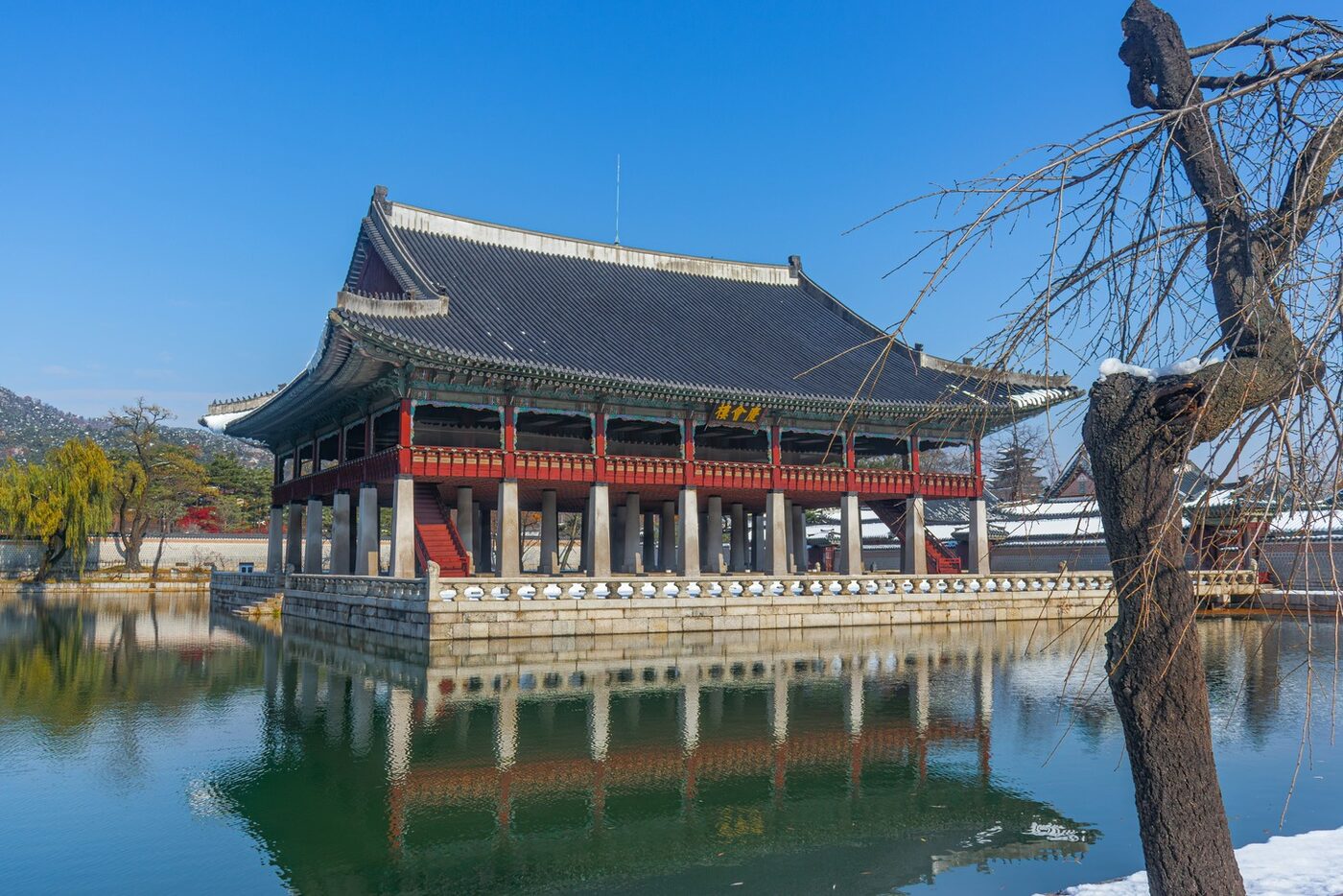 경복궁 경회루 주변 눈 덮인 겨울 풍경