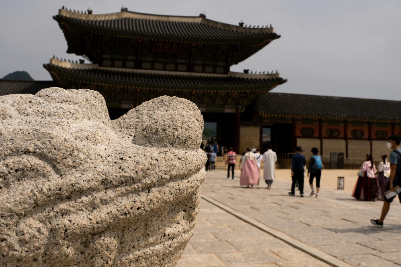 경복궁 입구 해태상과 근정전 배경